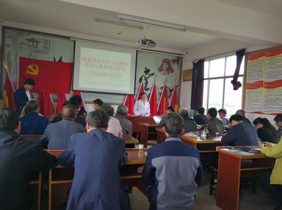 图为：播州区尚嵇镇新华社区计生协村医为群众宣讲疾病的预防知识。.jpg