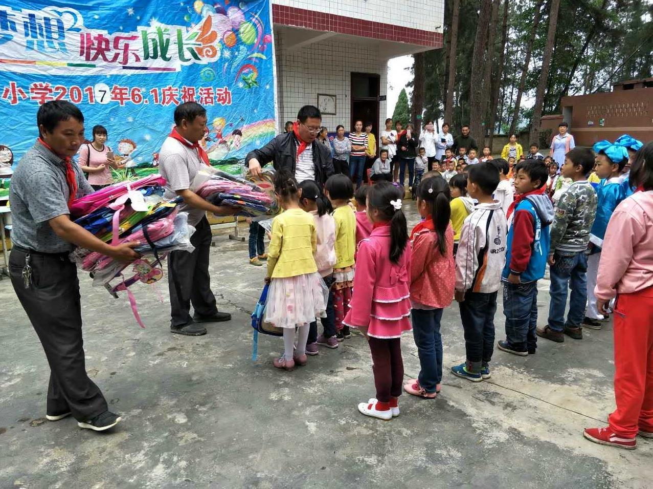 图为：播州区尚嵇镇计生协会开展留守儿童关怀慰问活动。.jpg