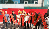 “迎新春 送春联”，红红火火过春节