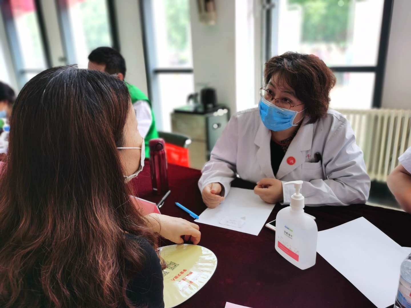 省级医院专家在中国计生协暖心家园项目点齐悦国际社区开展义诊活动现场3.jpg