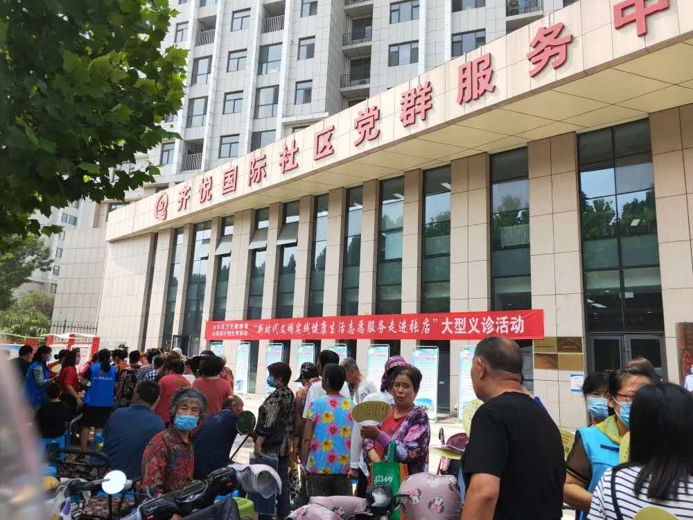 群众在义诊场地门口有序排队进入.jpg