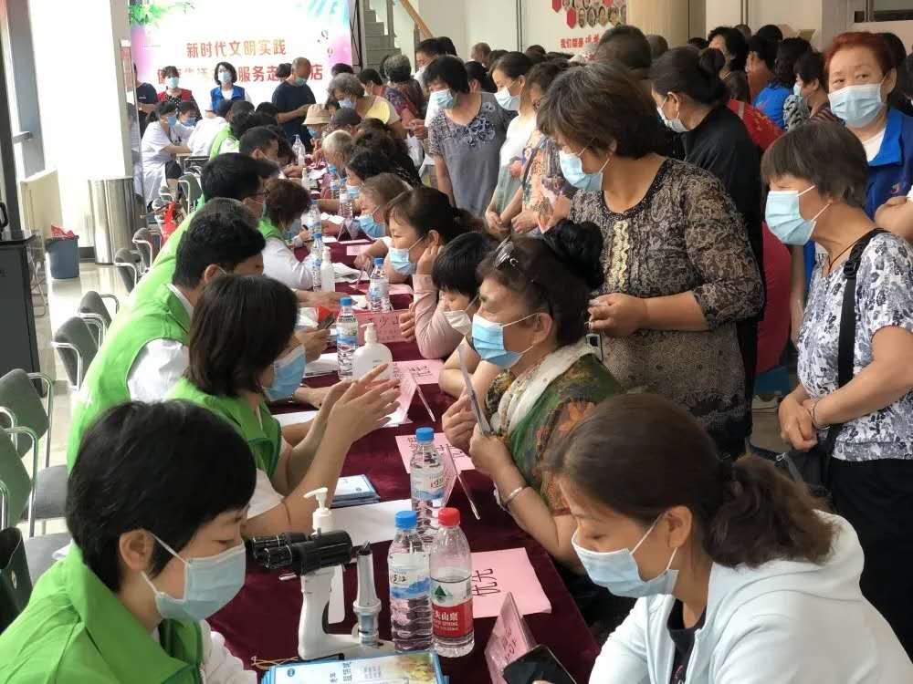 省级医院专家在中国计生协暖心家园项目点齐悦国际社区开展义诊活动现场2的副本.jpg