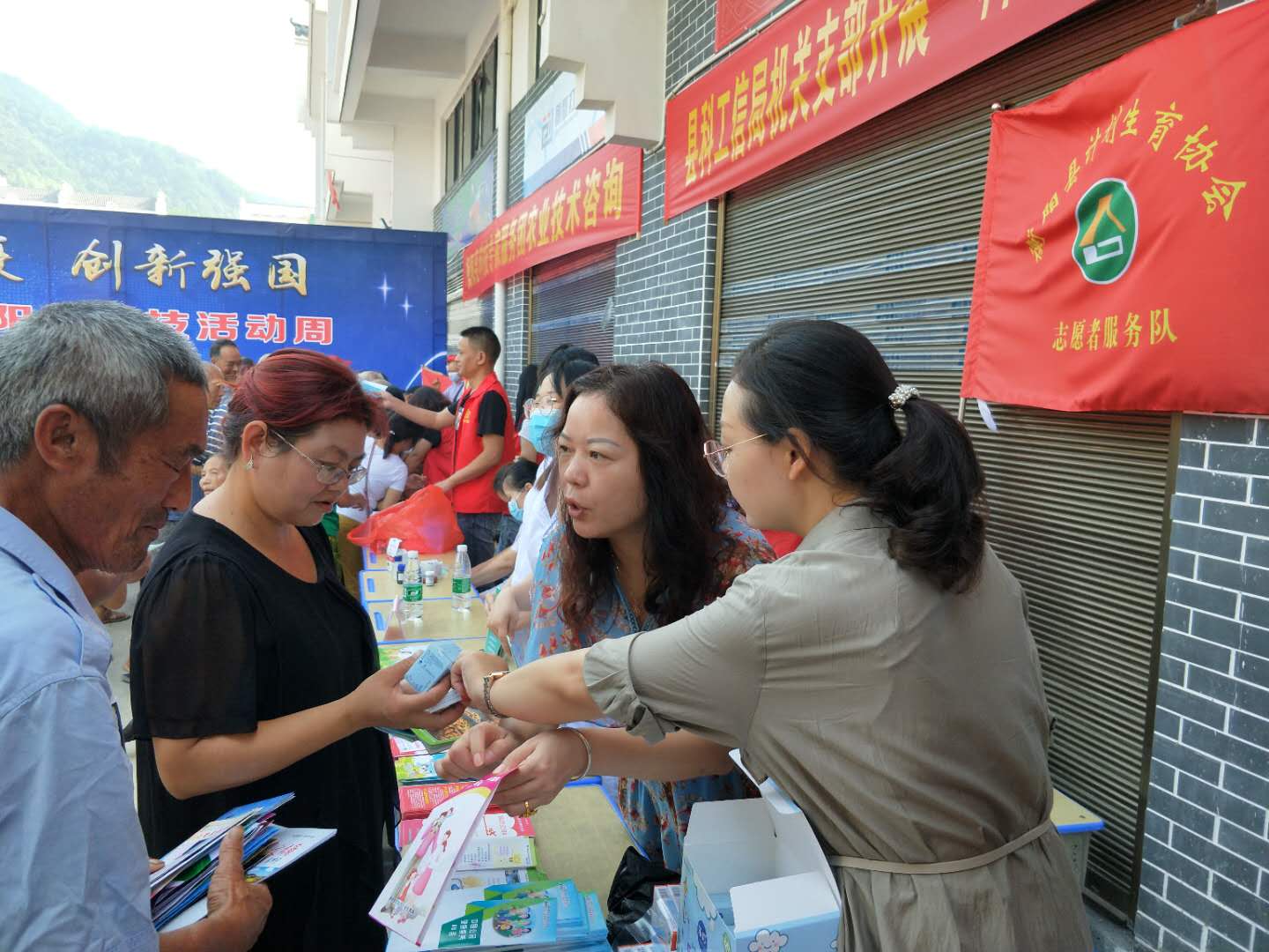 图为志愿者为群众发放宣传资料.jpg