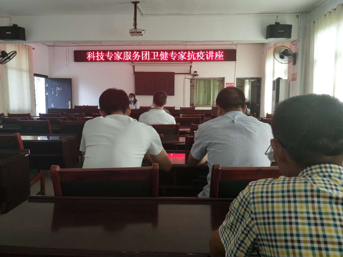图为防疫专家为群众传授防疫知识讲座.jpg