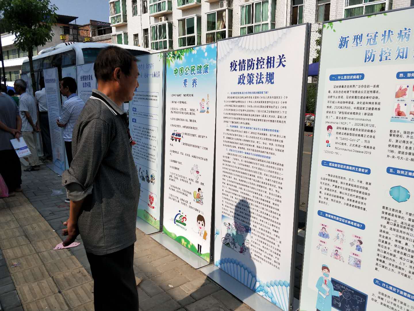 图为群众观看防疫知识展板.jpg