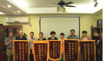 真情关怀暖人心 失独家庭送锦旗