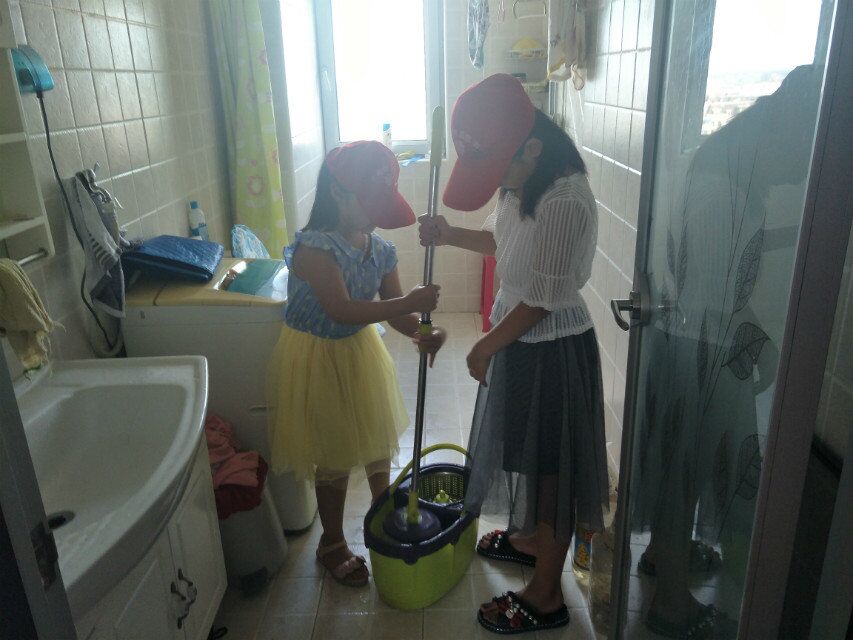 组织小志愿者们帮助特殊服务家庭打扫卫生志愿服务活动1.jpg