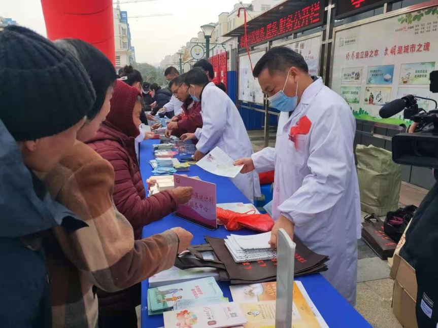 Compress_二、12月1日金坛区二院携手华胜社区计生协在德法广场开展“携手防疫抗艾 共担健康责任”宣传活动2.jpg