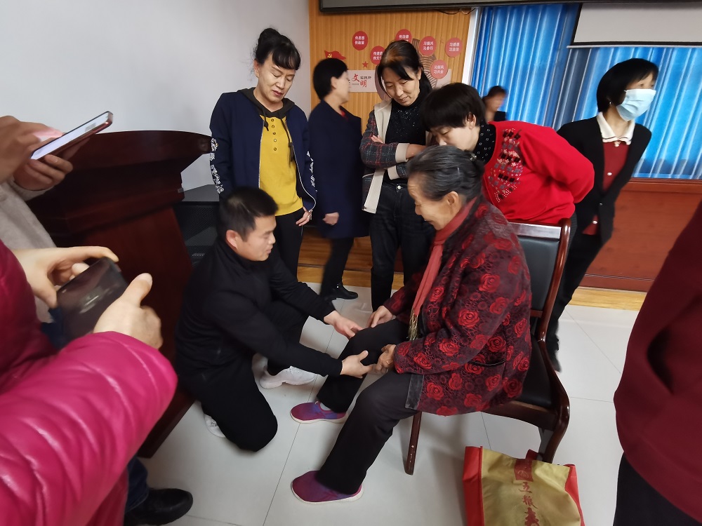 雄关社区保健按摩活动图片2.jpg