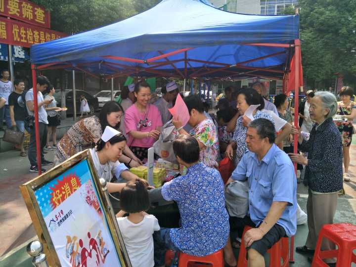 活动现场医务人员为群众咨询义诊.jpg