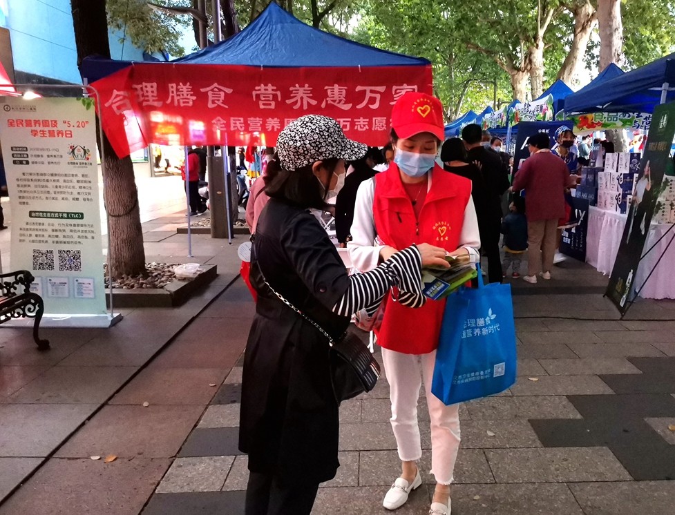 志愿者马婷细心讲解003_.jpg