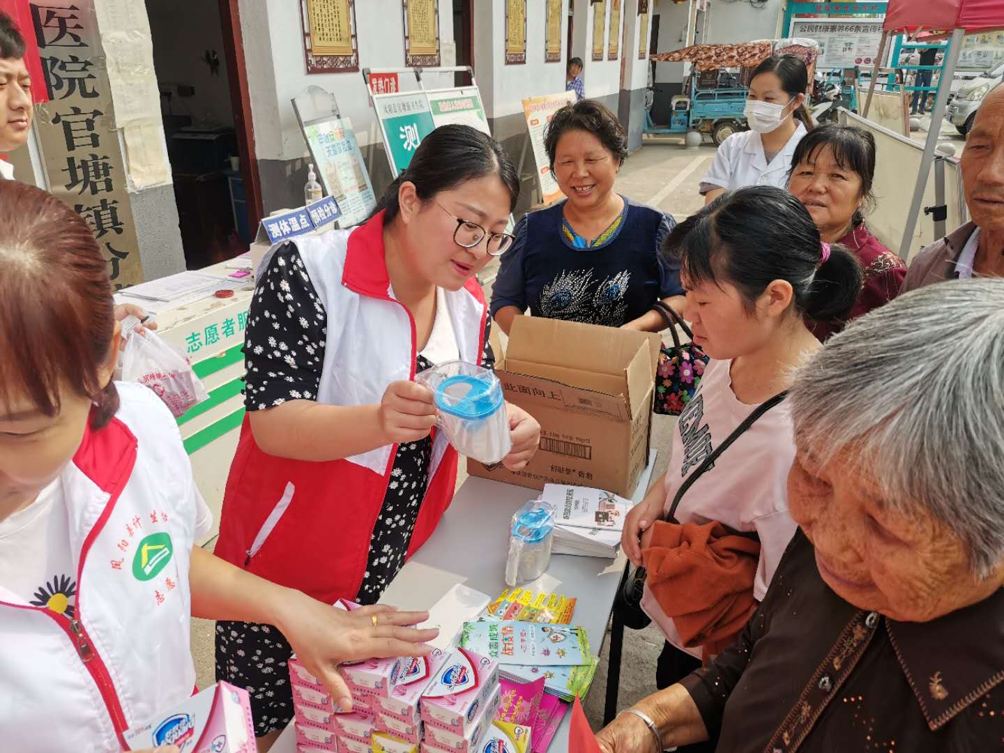 现场面对面讲解健康素养知识.jpg