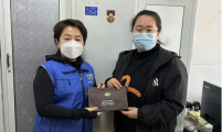 黑龙江省哈尔滨市南岗区计生协为计生特殊家庭发放“暖心健康包”
