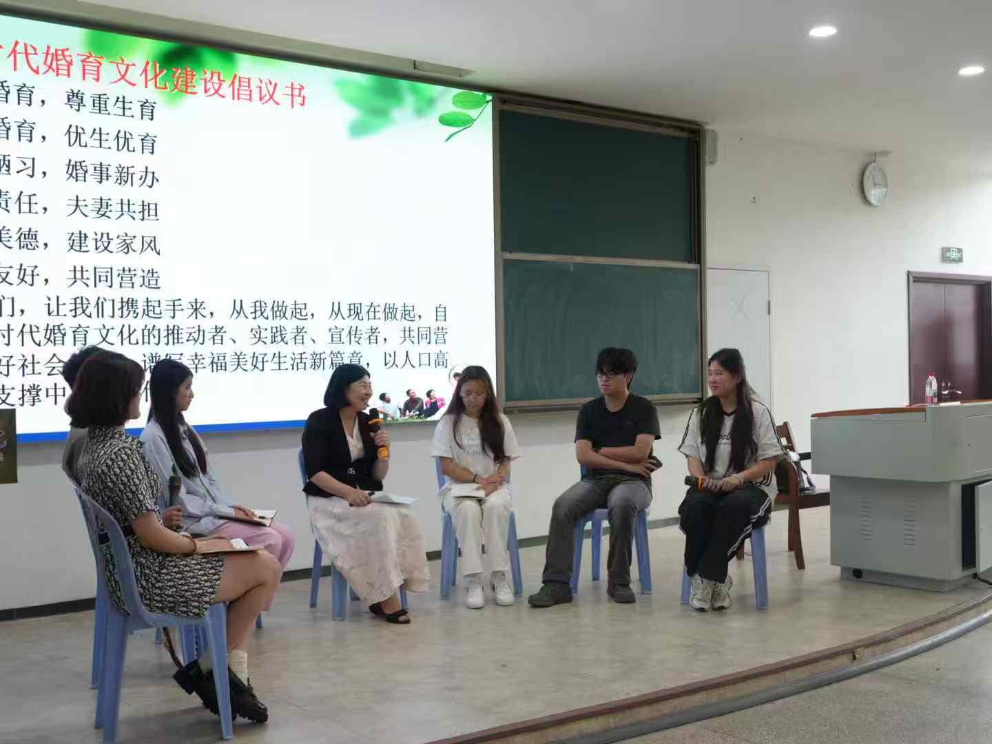 厦门市计生协邀请专家走进厦门海洋职业技术学院，组织青年学生探讨新型婚育文化。.jpg